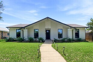 1820 Castille Dr in Carrollton, TX - Building Photo