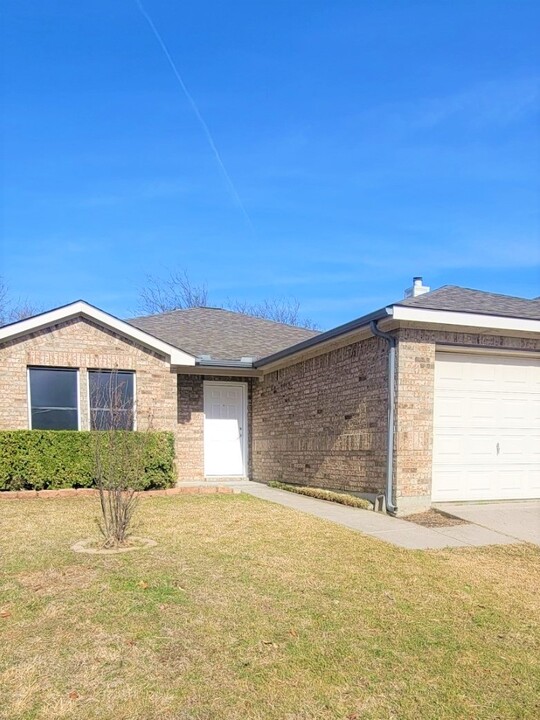 1601 Thornhill Ln in Little Elm, TX - Building Photo