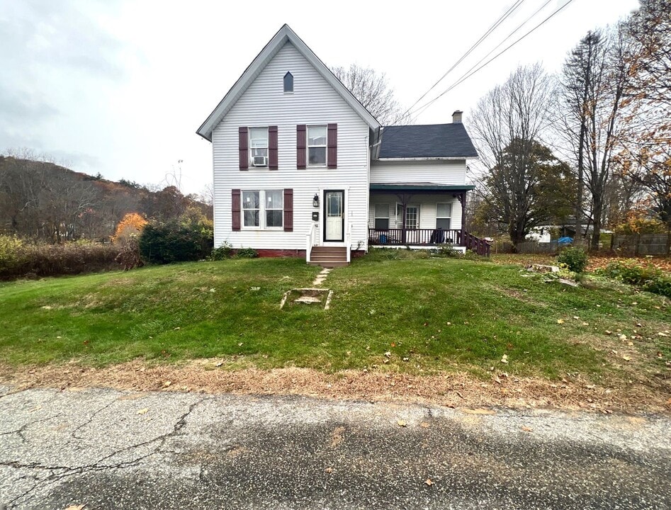 38 Ramsdell St in Warren, MA - Building Photo