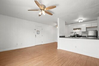 300 E Croslin St in Austin, TX - Building Photo - Building Photo