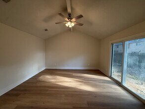 70 Brookflower Rd in Spring, TX - Foto de edificio - Building Photo