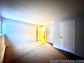 695 N Main St, Unit 3 in Fall River, MA - Foto de edificio - Building Photo