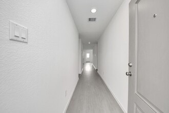 213 Nicholas Rd in Wharton, TX - Foto de edificio - Building Photo