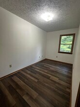 106 Sharon Dr in Clearfield, KY - Foto de edificio - Building Photo