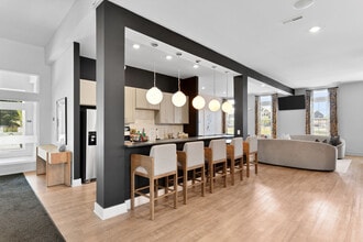 Lawndale Commons in Canal Winchester, OH - Foto de edificio - Building Photo