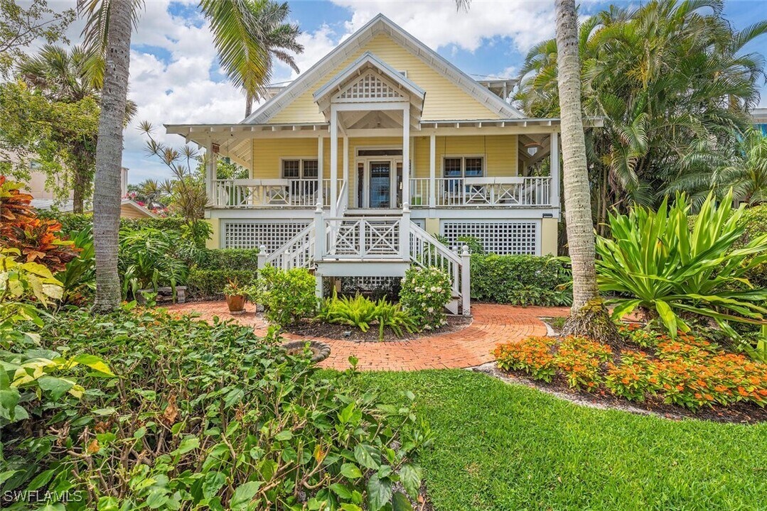 756 8th Ave S in Naples, FL - Building Photo