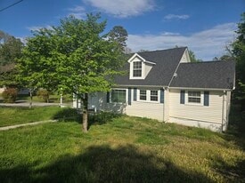 4094 University Dr in Collegedale, TN - Building Photo