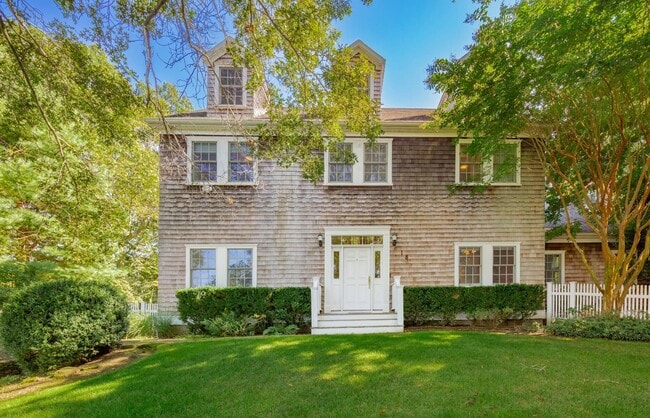 18 Cuffee Dr in Sag Harbor, NY - Building Photo - Building Photo