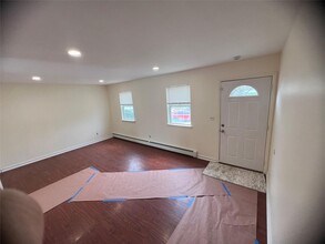 5 Park Manor Ct in Glen Cove, NY - Foto de edificio - Building Photo