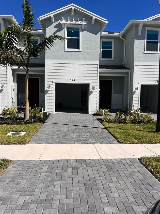 385 SE Crossoak Ln in Port St. Lucie, FL - Building Photo - Building Photo