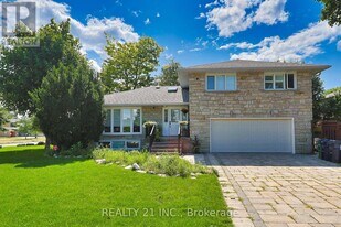 2 Chancery Ln in Toronto, ON - Building Photo