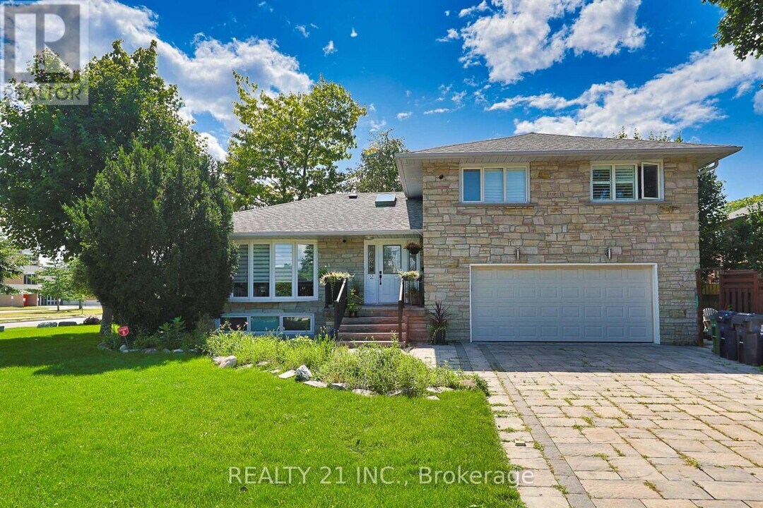 2 Chancery Ln in Toronto, ON - Building Photo