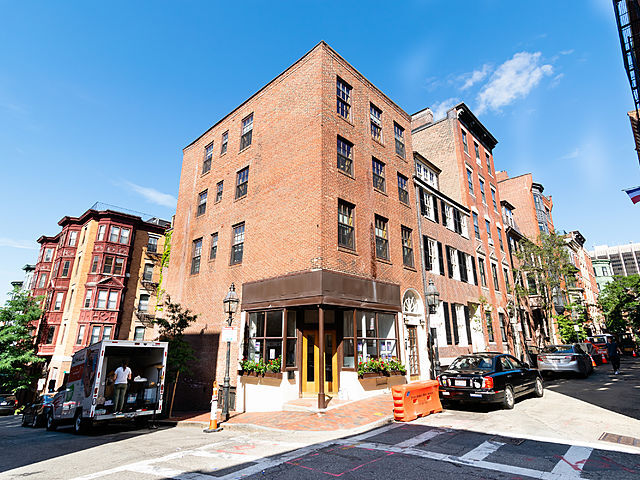 89 Myrtle St, Unit 2 in Boston, MA - Building Photo