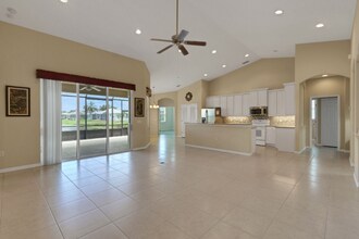 6415 67th St E in Bradenton, FL - Foto de edificio - Building Photo