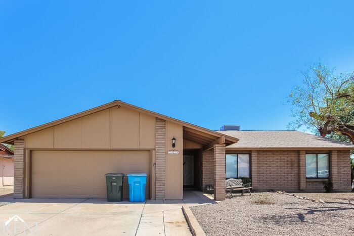 2839 W Wagoner Rd in Phoenix, AZ - Building Photo