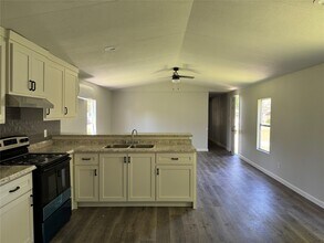 1915 W Sealy St in Alvin, TX - Building Photo - Building Photo