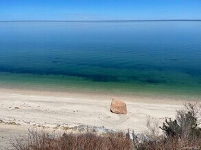 24 Cliff Way in Calverton, NY - Building Photo - Building Photo