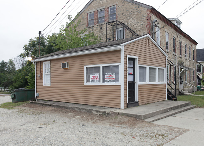 172-176 Main St in Danielson, CT - Foto de edificio - Building Photo