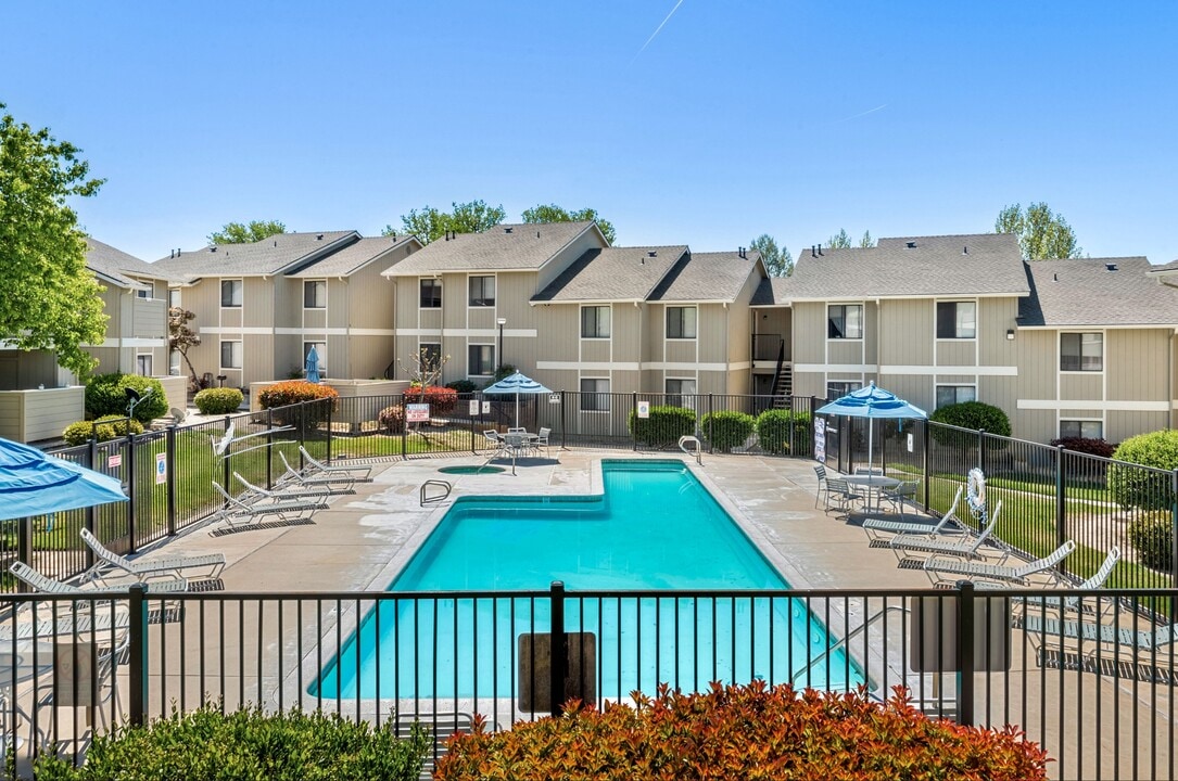 Bordeaux House Apartments in Atascadero, CA - Foto de edificio
