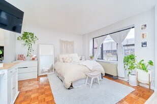 337 W 43rd St in New York, NY - Building Photo