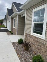 2092 Community Ln in Ontario, NY - Foto de edificio - Building Photo