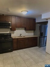 136 Cadmus Ave in Elmwood Park, NJ - Foto de edificio - Building Photo