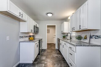 233 S Lamar Ave in Haysville, KS - Building Photo - Building Photo