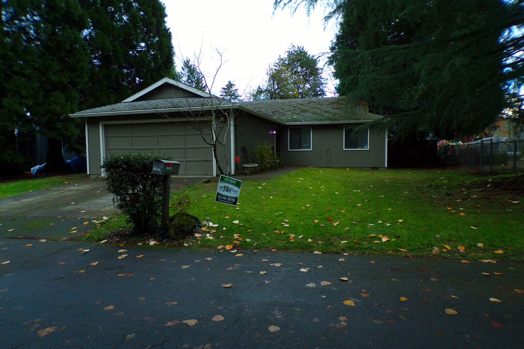 17683 SE Nicole Ln in Lake Oswego, OR - Building Photo