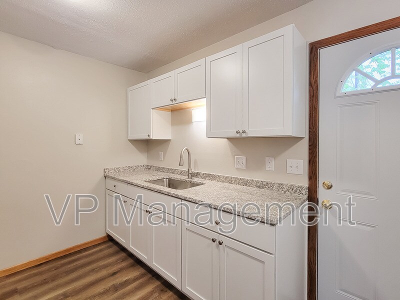 15 Park Crest Ct in Eldridge, IA - Building Photo