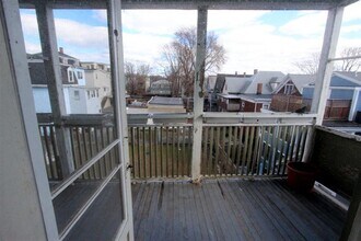 21 Granite St, Unit 2 in Somerville, MA - Foto de edificio - Building Photo