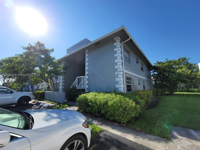 426 NE 210th Cir Terrace, Unit 106-2 in Miami, FL - Building Photo - Building Photo