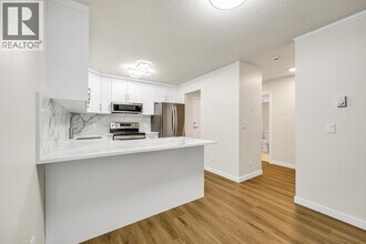 450 Bromley St in Coquitlam, BC - Building Photo - Building Photo