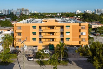 City View By The Grove in Miami, FL - Foto de edificio - Building Photo