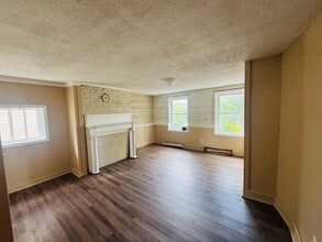 321 W Race St, Unit Unit D in Martinsburg, WV - Foto de edificio - Building Photo