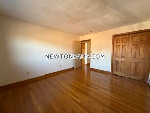 282 Grove St, Unit 9 in Auburndale, MA - Foto de edificio - Building Photo