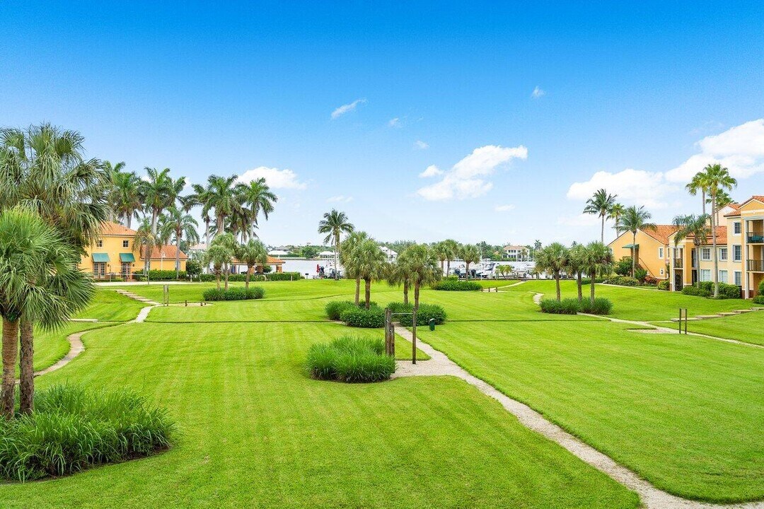 135 Yacht Club Way in Hypoluxo, FL - Foto de edificio