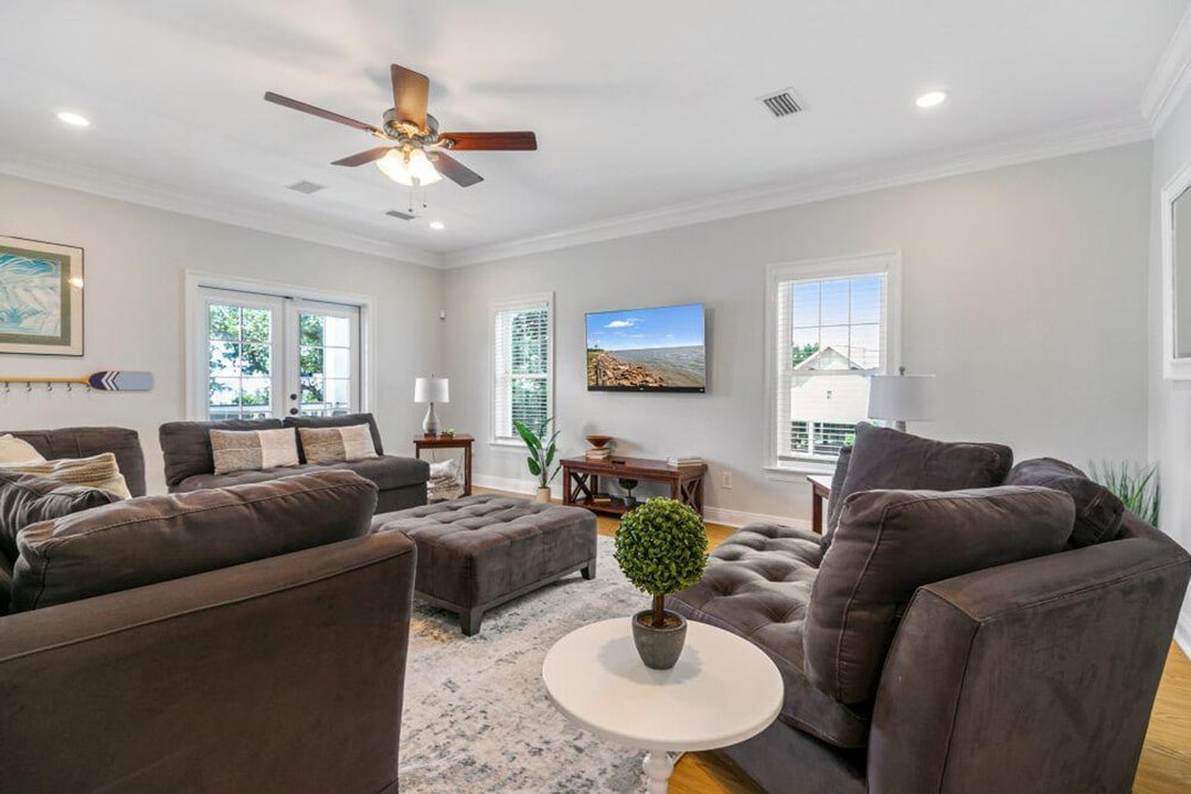 8008 Belle Fontaine Dr in Ocean Springs, MS - Building Photo