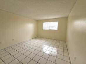 3600 NW 21st St in Lauderdale Lakes, FL - Foto de edificio - Building Photo