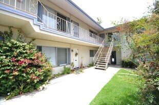 121 W Arrellaga St in Santa Barbara, CA - Building Photo