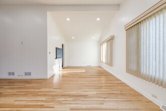 8606 Lillibet Terrace in Morton Grove, IL - Building Photo - Building Photo