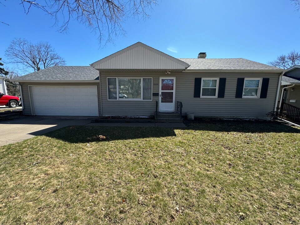 2325 W 43rd St in Davenport, IA - Building Photo