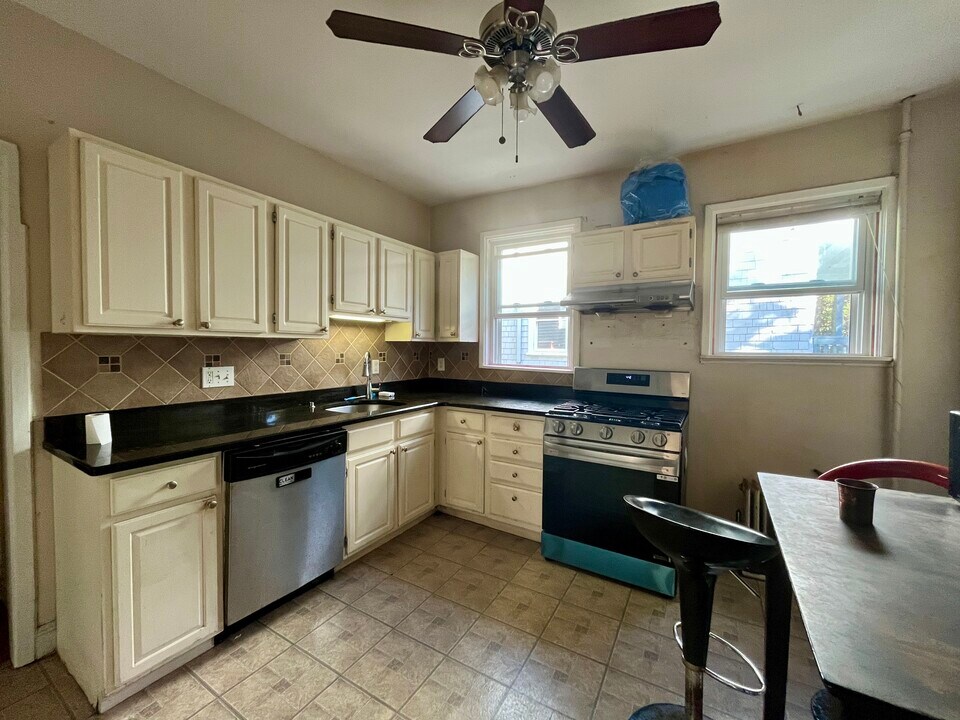 49 Beech Glen St, Unit 2 in Boston, MA - Foto de edificio