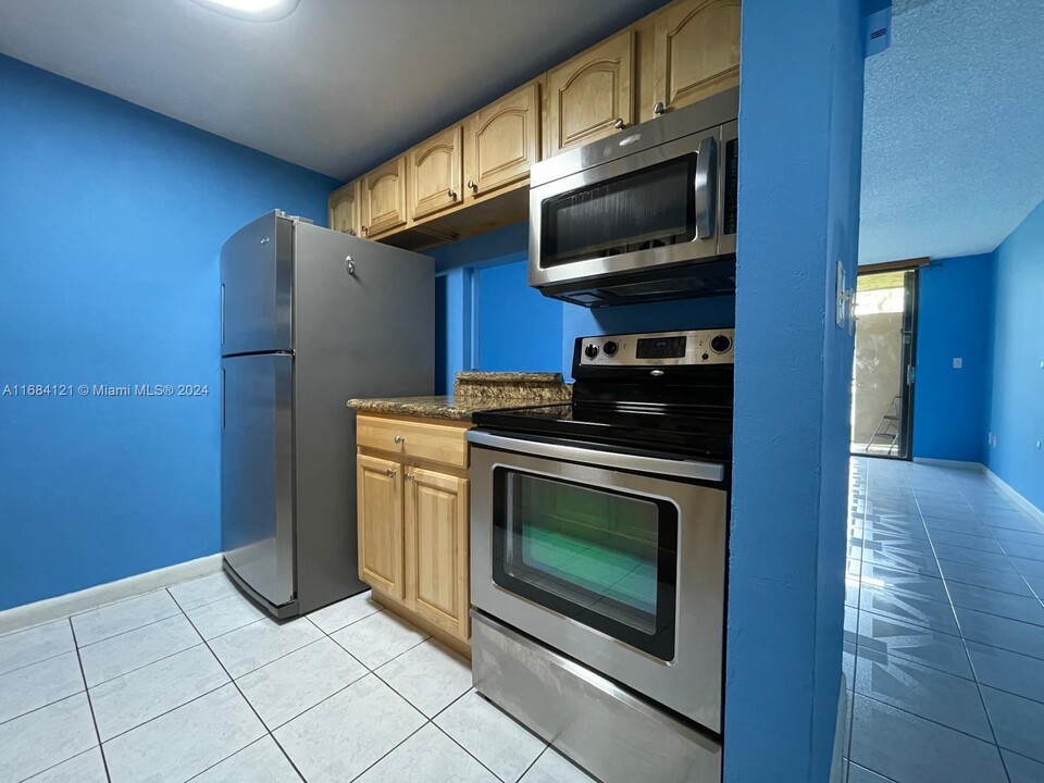 14611 N Kendall Dr in Miami, FL - Building Photo