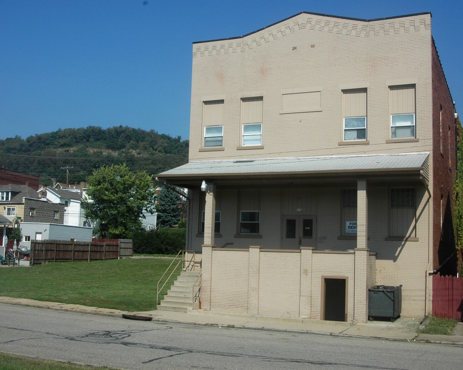 236-240 W 6th Ave in Tarentum, PA - Foto de edificio