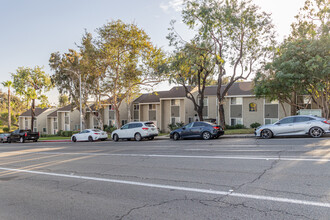 Lake Park Villa in San Diego, CA - Building Photo - Building Photo