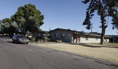 Goldcrest Apartments in Phoenix, AZ - Building Photo - Building Photo