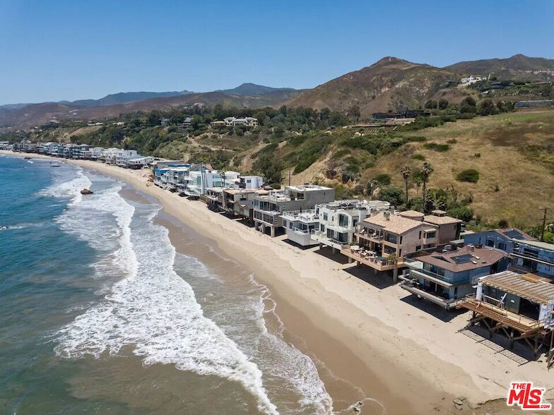 24608 Malibu Rd in Malibu, CA - Building Photo