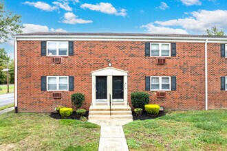 The Village at Hi-Nella in Hi-Nella, NJ - Building Photo - Building Photo