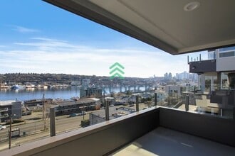 1768 Aurora Ave N in Seattle, WA - Foto de edificio - Building Photo