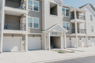 671 N 380 W, Unit Master Bedroom in Orem, UT - Building Photo - Building Photo